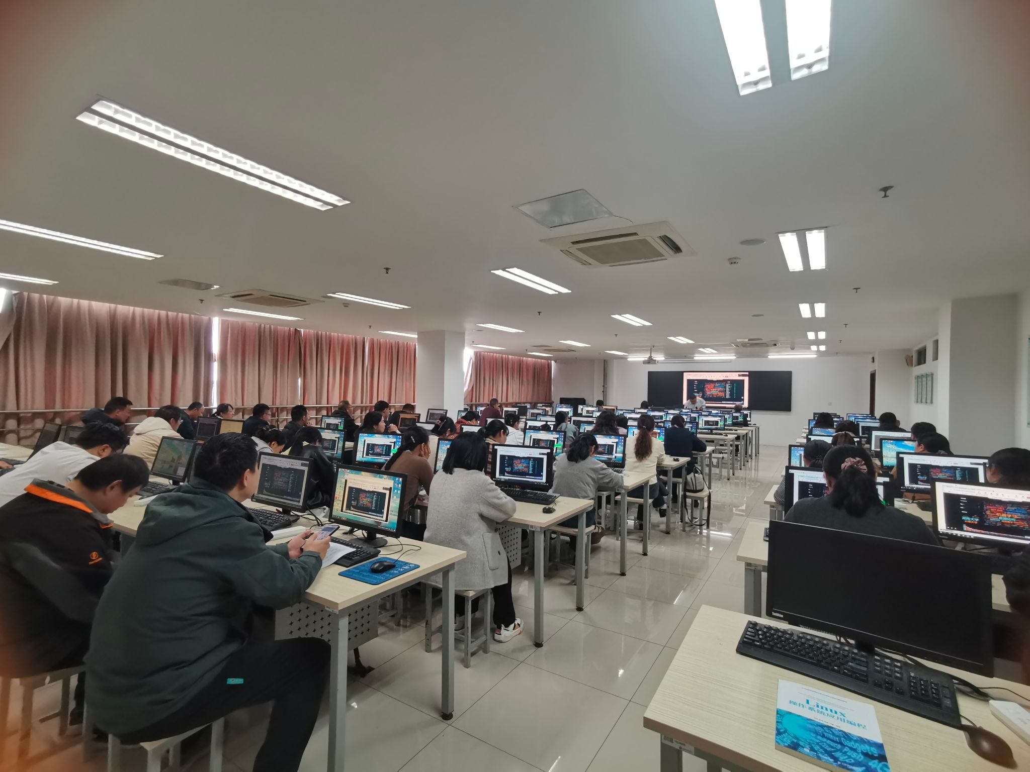 国产色情
组织举办“AI赋能课程建...